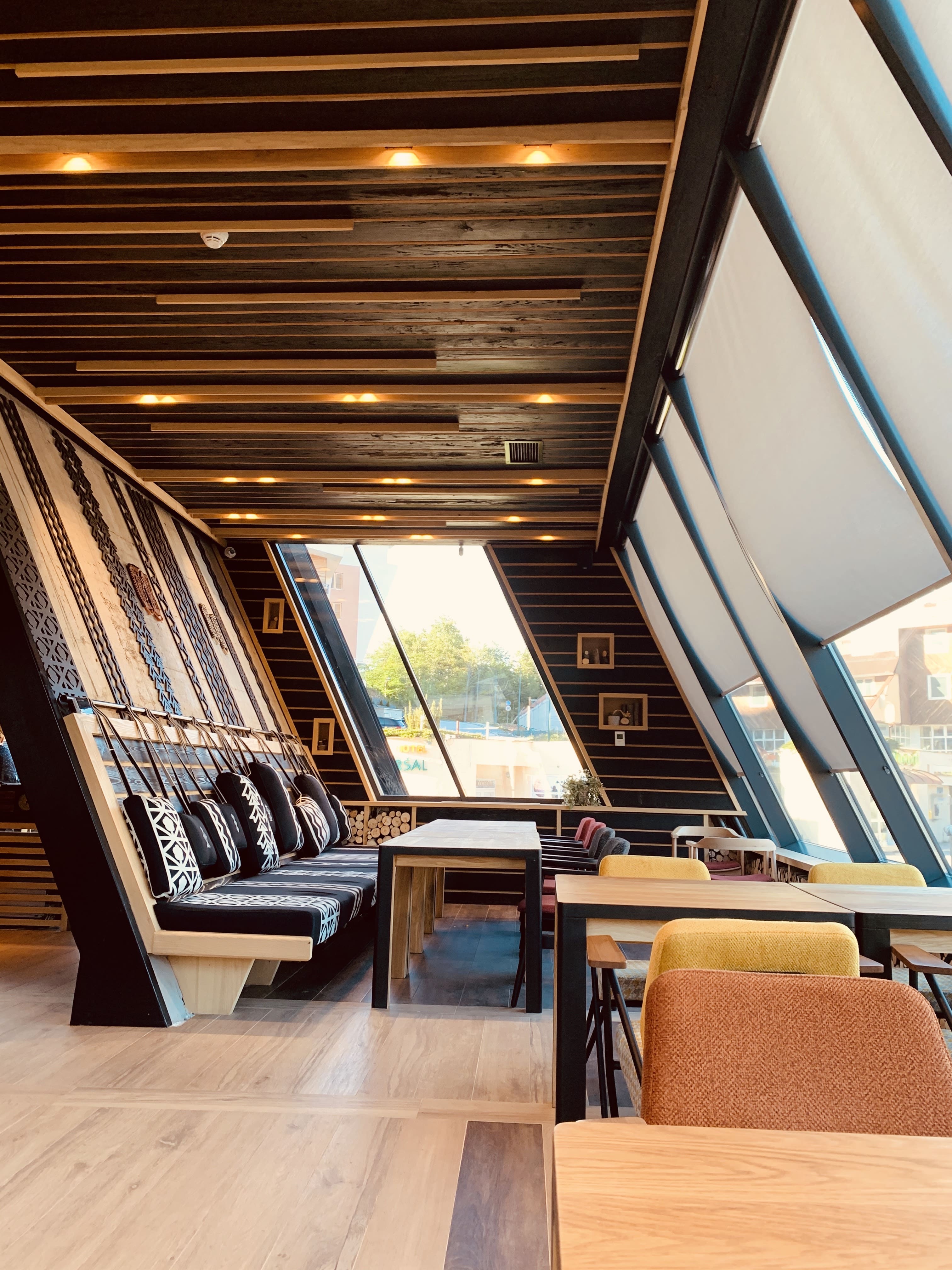 Restoran Katun – gornji nivo sa pogledom na planinu